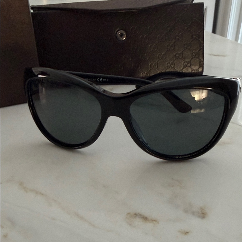 Gucci Black and Gold Sunglasses - Picture 3 of 9